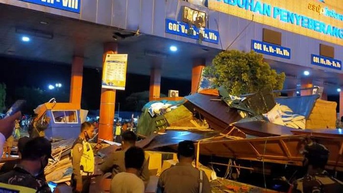 Truk tabrak loket pintu tol Pelabuhan Bakauheni (Foto: dok istimewa)