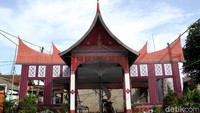 Jelang pelaksanaa Pilkada serentak 2020, sejumlah warga mulai menyiapkan Tempat Pemungutan Suara (TPS). Uniknya, sejumlah TPS di kawasan Depok itu bernuansa rumah adat dari berbagai daerah di Indonesia.