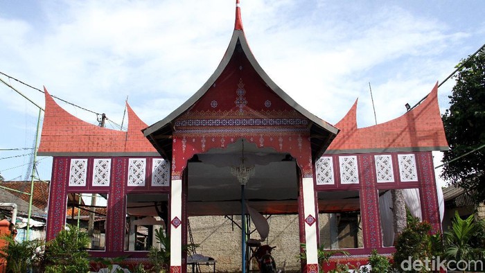 Jelang pelaksanaan Pilkada 2020, warga di Depok mulai menyiapkan Tempat Pemungutan Suara (TPS). Uniknya, TPS tersebut bernuansa rumah adat dari berbagai daerah.