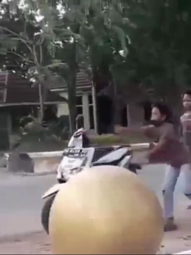 Viral bocah mewek dan banting motor usai disetop polisi (Screenshot video viral)