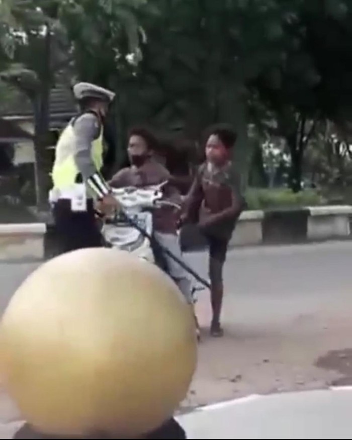 Viral bocah mewek dan banting motor usai disetop polisi (Screenshot video viral)