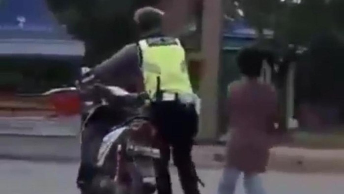 Viral bocah mewek dan banting motor usai disetop polisi (Screenshot video viral)