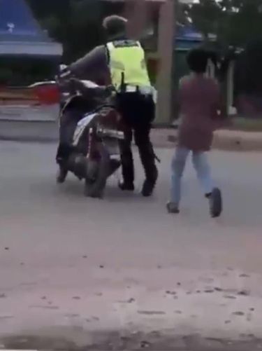 Viral bocah mewek dan banting motor usai disetop polisi (Screenshot video viral)