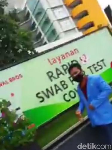Viral video mobil ambulans bertuliskan FPI masuk ke halaman RS. Faktanya peristiwa tersebut terkait demo penolakan omnibus law UU Cipta Kerja di area gedung DPRD Riau yang berujung ricuh (Screenshot video viral)
