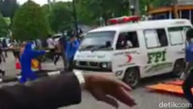 Viral video mobil ambulans bertuliskan FPI masuk ke halaman RS. Faktanya peristiwa tersebut terkait demo penolakan omnibus law UU Cipta Kerja di area gedung DPRD Riau yang berujung ricuh (Screenshot video viral)