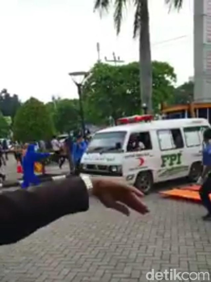 Viral video mobil ambulans bertuliskan FPI masuk ke halaman RS. Faktanya peristiwa tersebut terkait demo penolakan omnibus law UU Cipta Kerja di area gedung DPRD Riau yang berujung ricuh (Screenshot video viral)
