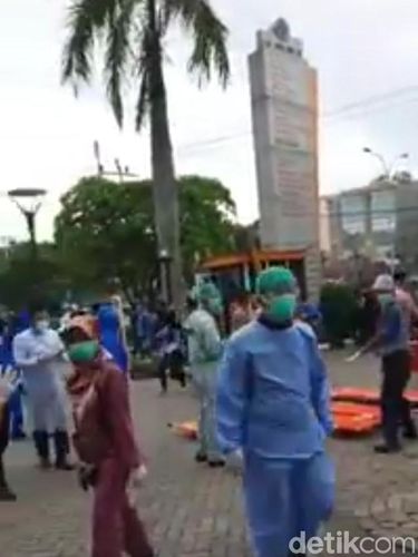 Viral video mobil ambulans bertuliskan FPI masuk ke halaman RS. Faktanya peristiwa tersebut terkait demo penolakan omnibus law UU Cipta Kerja di area gedung DPRD Riau yang berujung ricuh (Screenshot video viral)