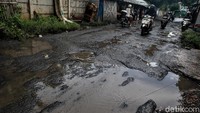 Diketahui, jalan rusak tersebut dipicu oleh aspal yang mengelupas akibat hujan yang mengguyur kawasan tersebut sejak akhir pekan lalu.
