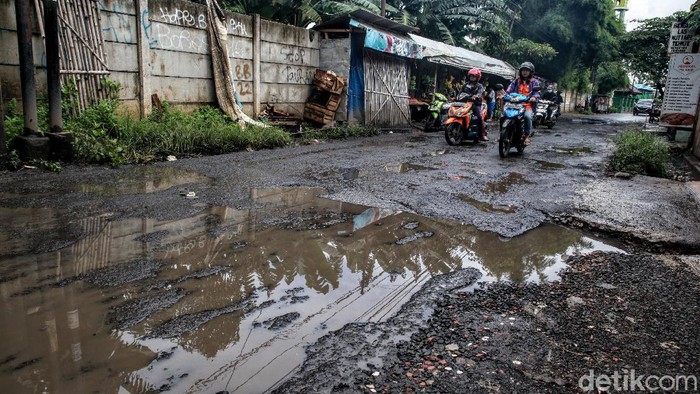 Jalan Setia Budi, Pondok Kacang Timur, Tangsel, rusak dan tergenang. Jalan rusak itu dipicu oleh aspal yang mengelupas akibat hujan yang guyur kawasan tersebut.