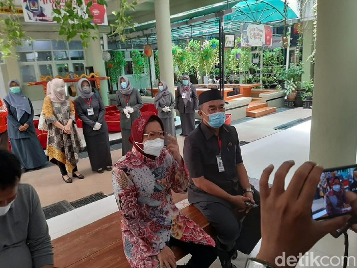 Minggu (6/12), 1,2 juta vaksin sinovac tiba di Tanah Air. Wali Kota Surabaya Tri Rismaharini akan berupaya agar semua warga mendapatkan vaksin COVID-19.