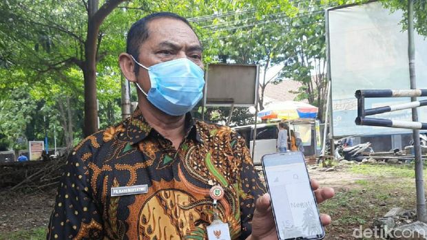 Wali Kota Solo FX Hadi Rudyatmo menunjukkan hasil swabnya, Solo, Selasa (8/12/2020).