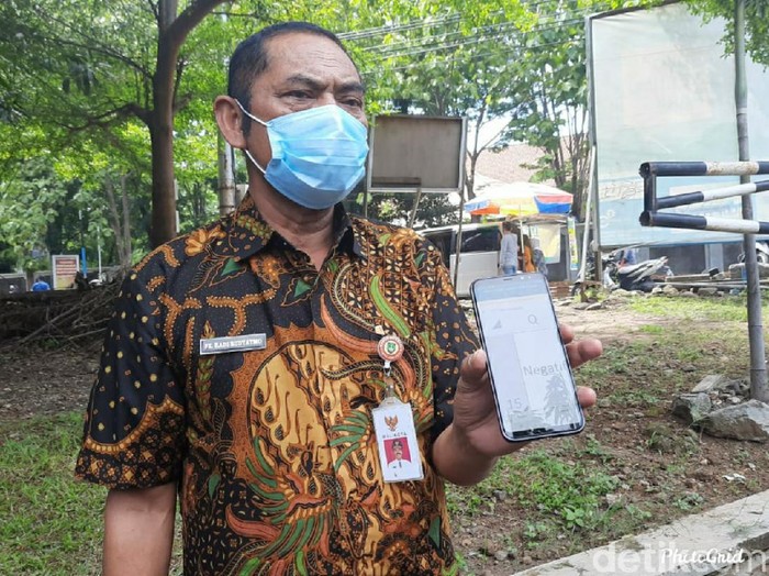 Wali Kota Solo FX Hadi Rudyatmo menunjukkan hasil swabnya, Solo, Selasa (8/12/2020).