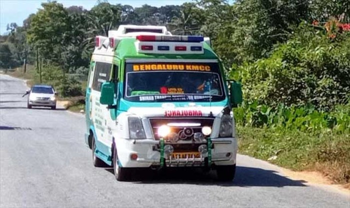 Warga di India membantu mengosongkan jalan agar ambulans bisa lewat dengan lancar