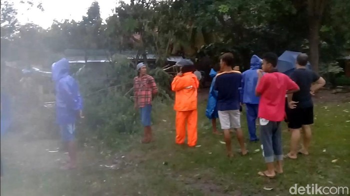 Warga Palabuhanratu Sukabumi panik keluar rumah saat angin kencang