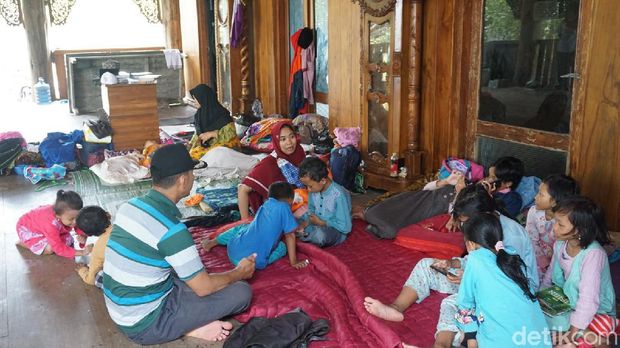 Warga terdampak angin kencang dan gelombang tinggi di pesisir Demak. Suasana pengungsian di Masjid Dukuh Tambaksari, Desa Bedono, Kecamatan Sayung, Demak, Selasa (8/12/2020).