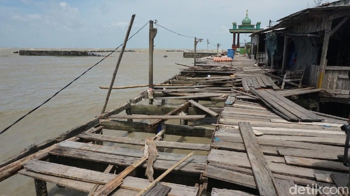 Warga terdampak angin kencang dan gelombang tinggi di pesisir Demak. Suasana pengungsian di Masjid Dukuh Tambaksari, Desa Bedono, Kecamatan Sayung, Demak, Selasa (8/12/2020).