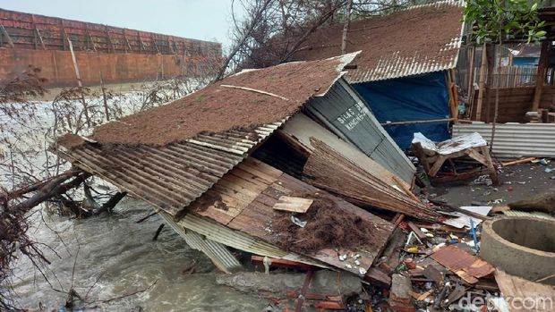 Warung di objek wisata pantai di Kota Tegal rusak diterjang gelombang pasang, Selasa (8/12/2020).