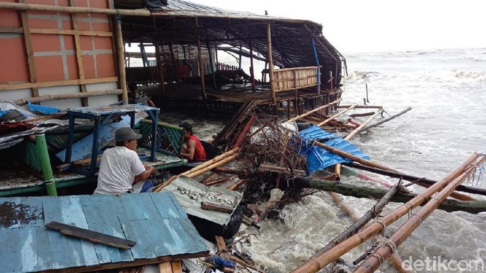 Warung di objek wisata pantai di Kota Tegal rusak diterjang gelombang pasang, Selasa (8/12/2020).