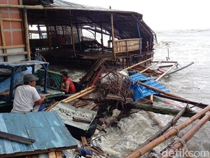 Diterjang Gelombang Pasang, Puluhan Warung di Pantai Kota Tegal Rusak