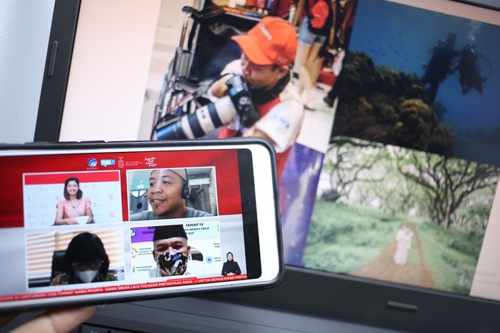Achmad Zulkarnain, fotografer difabel bersama Eva Rahmi Kasim, Direktur Rehabilitasi Sosial Penyandang Disabilitas Kementerian Sosial RI (kiri bawah) dan Budi Prasodjo, M.Si, kepala sekolah SLB/G Yayasan Pendidikan Dwituna Rawinala (kanan bawah)