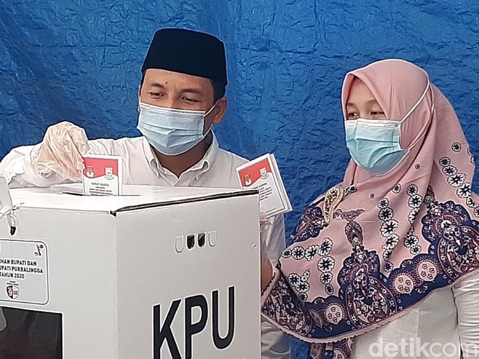 Adik Ipar Ganjar Pranowo, Zaini Makarim maju jadi Cawabup Purbalingga, nyoblos di TPS 04 Kelurahan Purbalingga Lor, Rabu (9/12/2020).