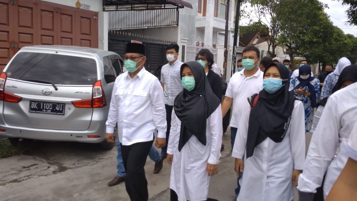 Akhyar Nasution ke TPS bareng keluarga (Datuk Haris-detikcom)