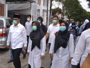 Berbaju Putih, Cawalkot Medan Akhyar Nyoblos di TPS Bareng Keluarga