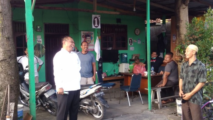 Akhyar Nasution menyapa warga sekitar rumahnya jelang Pilkada Medan (Datuk Haris-detikcom)