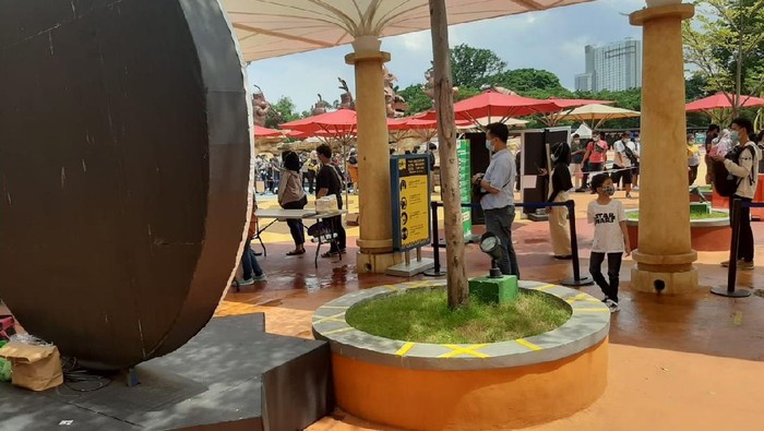 Protokol kesehatan ketat dilakukan di area Ancol khususnya di Dufan. Antrean tiket pintu masuk menerapkan physical distancing.