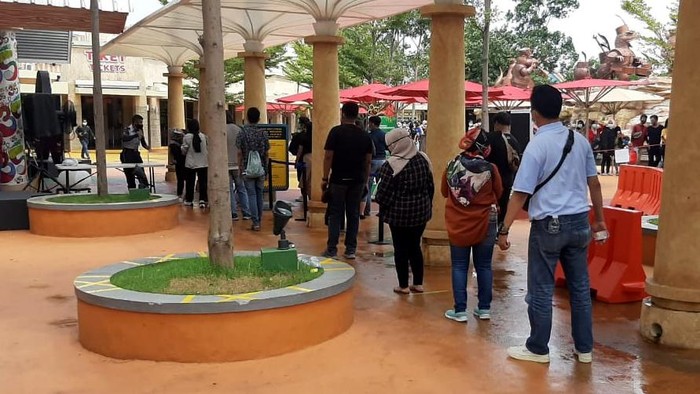 Antrean Dufan Ketat Terapkan Protokol Kesehatan Protokol kesehatan ketat dilakukan di area Ancol khususnya di Dufan. Antrean tiket pintu masuk menerapkan physical distancing.