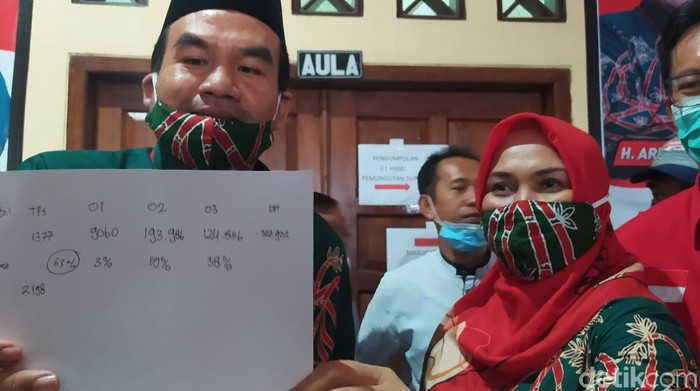 Arif Rohman-Tri Yulisetyowati mengumumkan keunggulan di kantor DPC PDIP Blora, Rabu (9/12/2020). Arif merupakan wakil bupati petahana Blora yang maju melawan istri bupati Blora Umi Kulsum di Pilkada.