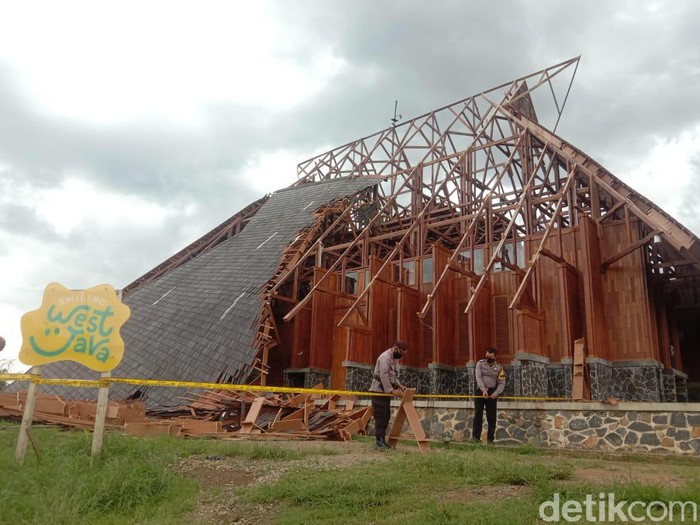 Atap gedung pusat kesenian di Sumedang ambruk diterjang angin kencang