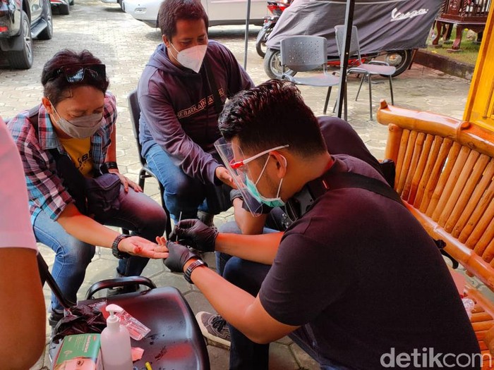 Cabup Kediri Hanindhito Himawan Pramana menggelar acara sungkeman hingga tumpengan sebelum nyoblos. Awak media yang meliput sudah rapid test.