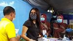 Ogah Golput, Ayu Ting Ting Nyoblos Ditemani Ayah Rojak