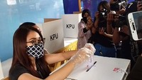 Ayu Ting Ting menyumbangkan suaranya untuk Pilkada Kota Depok. Foto: Pingkan Anggraeni/detikcom