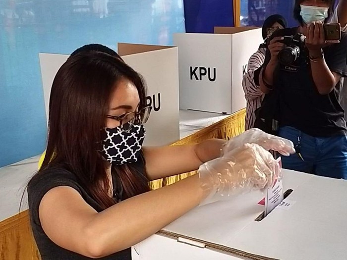 Ayu Ting Ting nyoblos di Pilkada Depok.