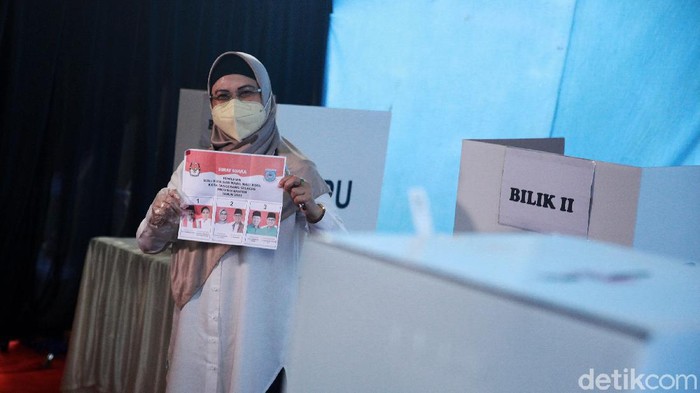 Azizah Nyoblos Pilkada Tangsel Calon walikota Tangerang Selatan Siti Nur Azizah melakukan pencoblosan di TPS 08, Kelurahan Pondok Pucung, Kecamatan Pondok Aren, Tangerang Selatan, Rabu (9/12/2020).