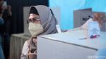 Azizah Nyoblos Pilkada Tangsel