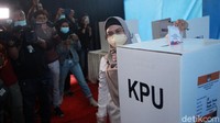 Putri Wapres Maruf Amin itu langsung memasukkan surat suara ke dalam kotak suara usai melakukan pencoblosan.