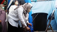 Azizah juga wajib cuci tangan sebelum memasuki TPS. Hal itu dilakukan untuk mencegah penyebaran virus Corona.