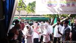 Azizah Nyoblos Pilkada Tangsel