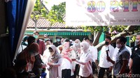Azizah harus dicek suhu tubuhnya sebelum memasuki TPS.