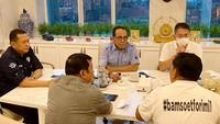 Bamsoet hadir langsung didampingi tim suksesnya yaitu Junaidi Elvis dalam kesempatan berbincang-bincang di kediamannya kawasan Proklamasi, Jakarta Pusat. Ia pun mengatakan sebagai calon tunggal tak lantas gamang. Pasalnya, ia tetap butuh masukan dan kritikan dari tokoh-tokoh otomotif nasional yang sudah makan asam garam. Foto: dok. IMI
