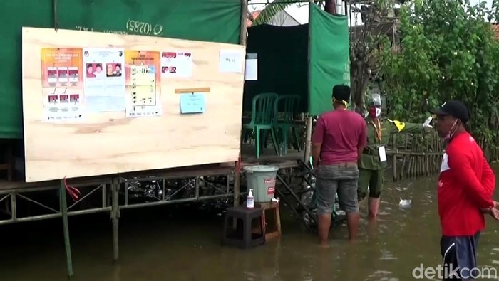 Banjir Terjang 93 TPS di Kota Pekalongan Sebanyak 93 tempat pemungutan suara (TPS) di Kota Pekalongan, Jawa Tengah, tergenang banjir. TPS yang kebanjiran itu tersebar di seluruh kecamatan di Kota Pekalongan.
