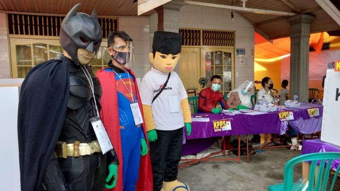 Barisan Superhero Datang ke TPS di Banjarmasin