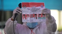 Petugas memperlihatkan kertas suara yang sah.