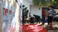 Petugas KPPS di TPS 46 tersebut sangat ketat menerapkan protokol kesehatan.