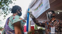 Mulai dari pengecekan suhu tubuh, phsical distancing hingga cuci tangan wajib dilakukan.