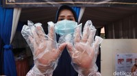 Bahkan para peserta pun diwajibkan memakai sarung tangan plastik demi mengunci penyebaran virus Corona.