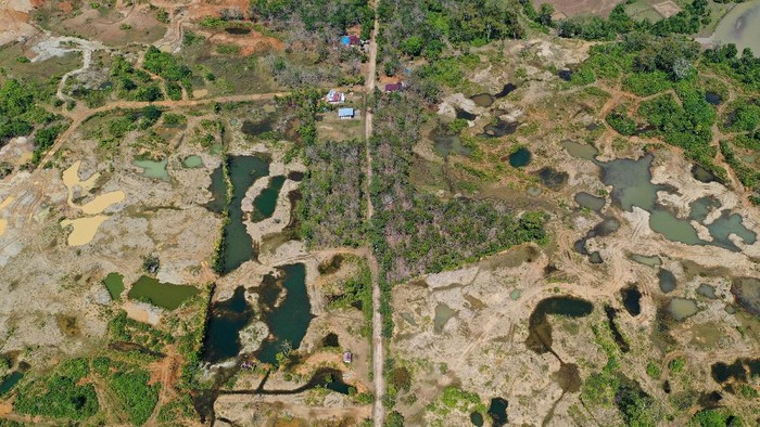 Foto udara area bekas tambang emas ilegal yang berada di Kawasan Ekosistem Leuser (KEL), Kabupaten Nagan Raya, Aceh, Rabu (9/12/2020). Kegiatan tersebut berdampak ada kerusakan lingkungan seperti banyaknya lubang galian bekas tambang yang ditinggalkan begitu saja dan dikhawatirkan dapat memicu bencana alam terutama banjir dan tanah longsor. ANTARA FOTO/Syifa Yulinnas/aww.